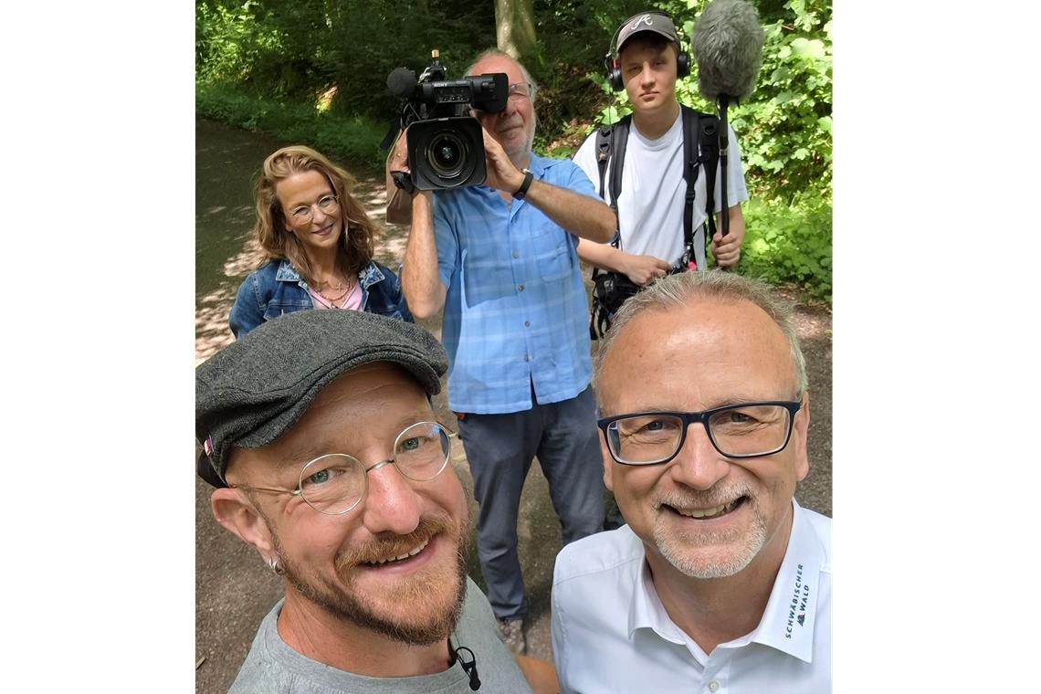 Im Wohnzimmer des Backnanger Waldschrats Sven Vollbrecht und Althüttes Bürgermeister Reinhold Sczuka mit dem SWR-Team. Foto: privat