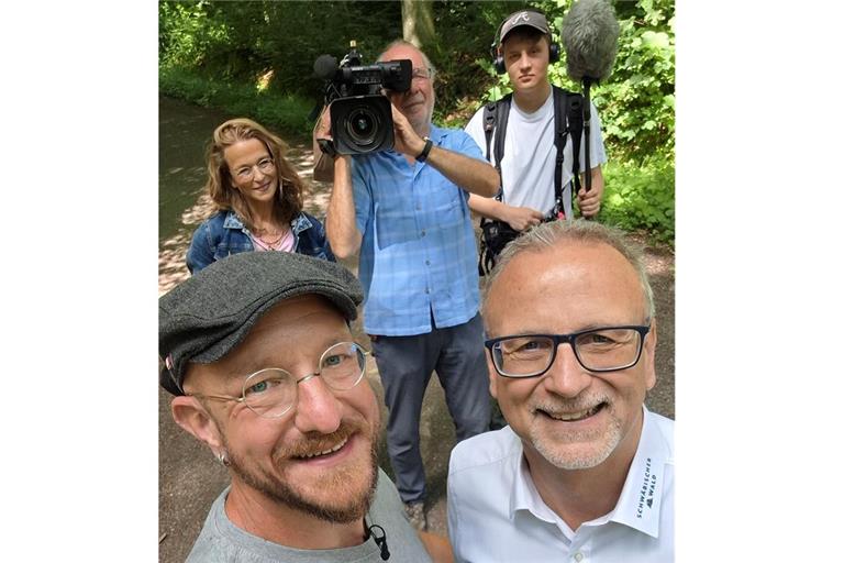 Sven Vollbrecht und Althüttes Bürgermeister Reinhold Sczuka mit dem SWR-Team. Foto: privat