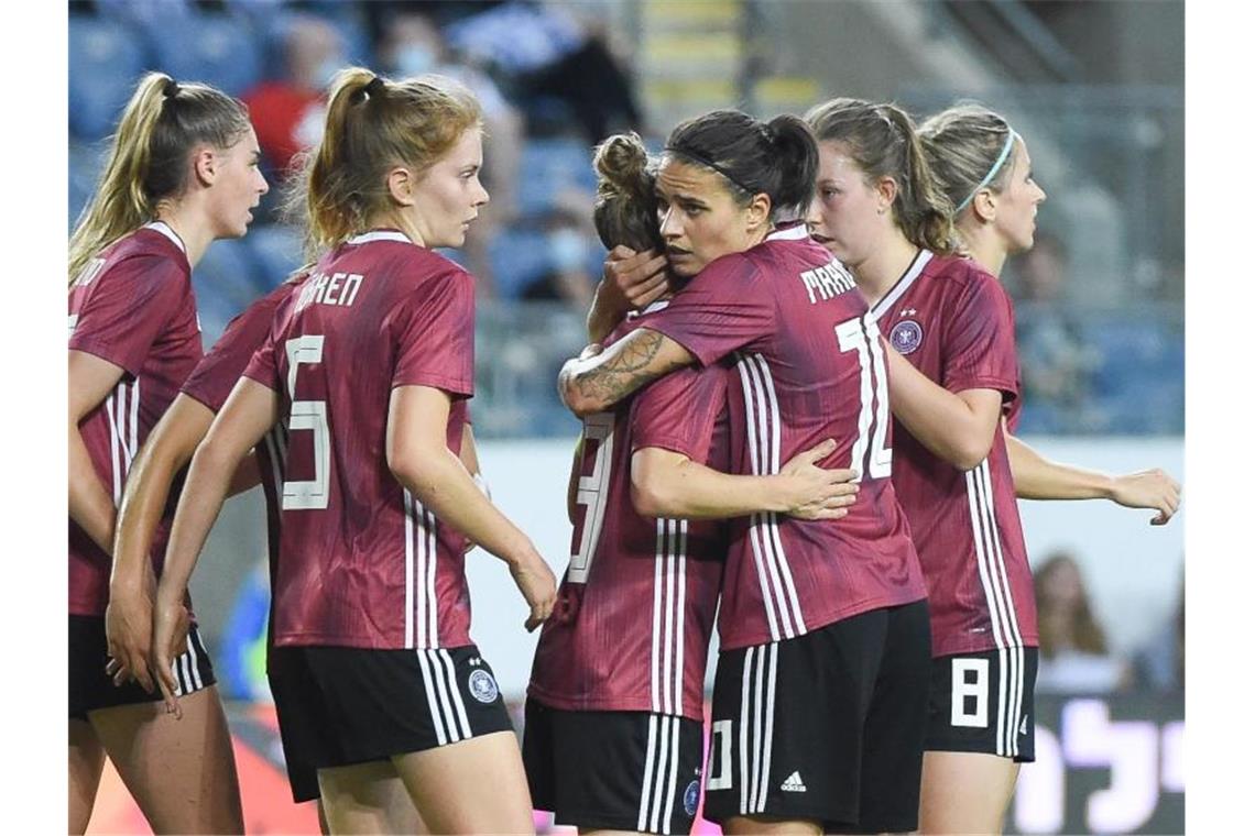 Svenja Huth (3.v.l) sorgte mit ihrem Tor für den knappen DFB-Sieg in Israel. Foto: Berney Ardov/dpa