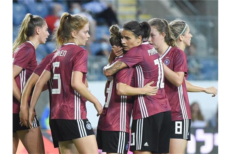 Svenja Huth (3.v.l) sorgte mit ihrem Tor für den knappen DFB-Sieg in Israel. Foto: Berney Ardov/dpa