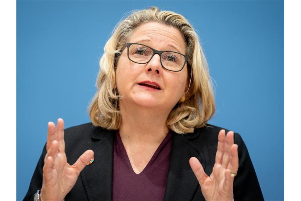 Svenja Schulze (SPD), Bundesministerin für Umwelt, Naturschutz und nukleare Sicherheit, stellt zum zehnten Jahrestag der Nuklearkatastrophe von Fukushima ein Papier zur Vollendung des Atomausstiegs vor. Foto: Kay Nietfeld/dpa