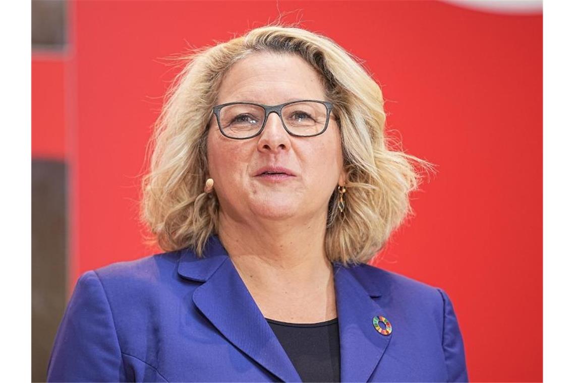 Svenja Schulze (SPD), designierte Bundesministerin für wirtschaftliche Zusammenarbeit und Entwicklung, spricht bei der Vorstellung der SPD-Minister und -Ministerinnen durch den designierten Bundeskanzler Scholz (SPD), im Willy-Brandt-Haus. Foto: Michael Kappeler/dpa