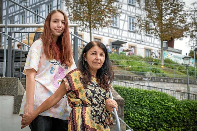 Svitlana (rechts) und Kateryna Yereshchenko leben seit sechs Monaten in Backnang und sind ihren Helfern sehr dankbar. Foto: Alexander Becher