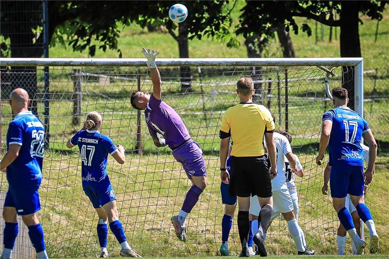 SVS-Keeper Timo Fröhlich muss in 120 Minuten nur einmal hinter sich greifen und hält dann zwei Elfmeter. Foto: Alexander Becher