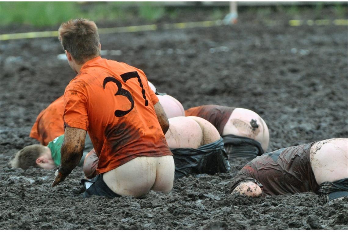 Swamp Soccer: Beim Matsch-Kicken ist der volle Körpereinsatz – mit oder ohne Hose – besonders wichtig.