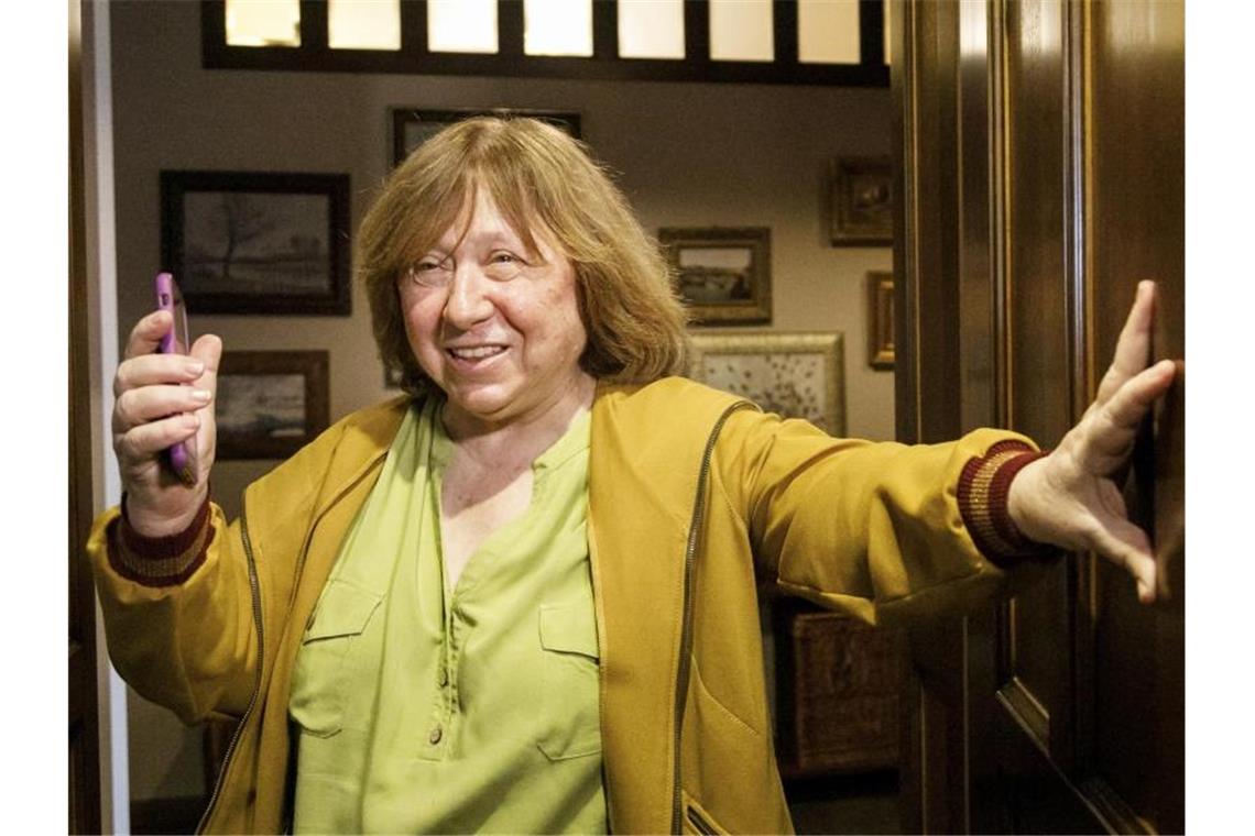 Lukaschenko lässt Oppositionszentrale schließen Swetlana Alexijewitsch: „Erst haben sie uns das Land gestohlen, jetzt greifen sie die Besten von uns auf.“. Foto: -/TUT.by/AP/dpa