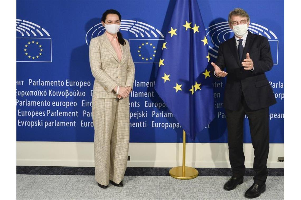 Swetlana Tichanowskaja (l), Oppositionsführerin in Belarus, wird von David Sassoli, Präsident des EU-Parlaments, begrüßt. Foto: Johanna Geron/Pool Reuters/AP/dpa