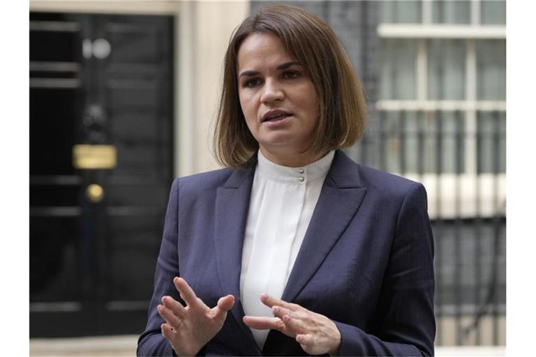 Swetlana Tichanowskaja, Oppositionsführerin aus Belarus, nach einem Treffen mit dem britischen Premierminister Johnson in London. Foto: Alastair Grant/AP/dpa