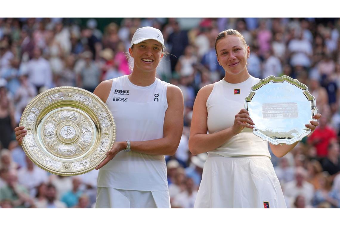 6:0, 6:0: Swiatek mit Tennis-Geschichte bei Wimbledon-Titel Swiatek und Anisimova zeigen ihre Trophäen.