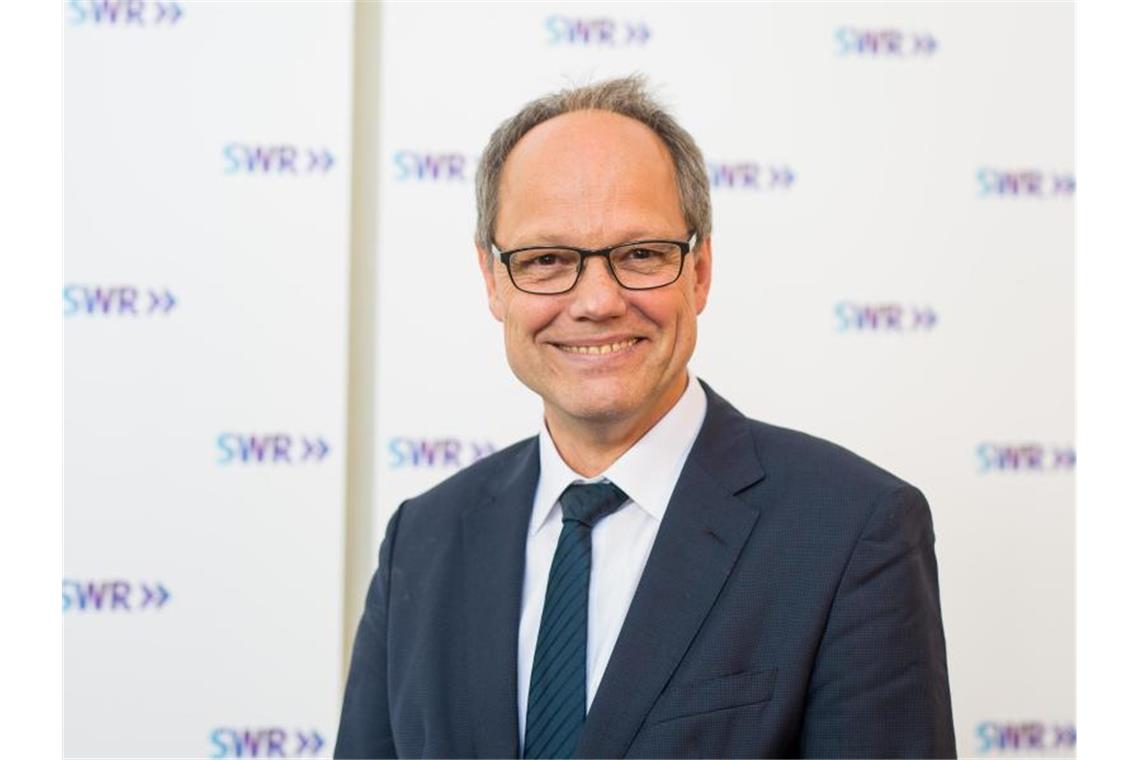SWR will Hörfunk-Produktion in Baden-Baden bündeln SWR-Intendant Kai Gniffke lächelt bei einem Interview. Foto: Christoph Schmidt/dpa/Archivbild/dpa