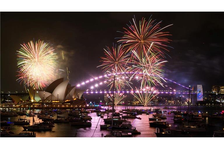 Sydney hat das neue Jahr wieder mit einem gigantischen Feuerwerk begrüßt.