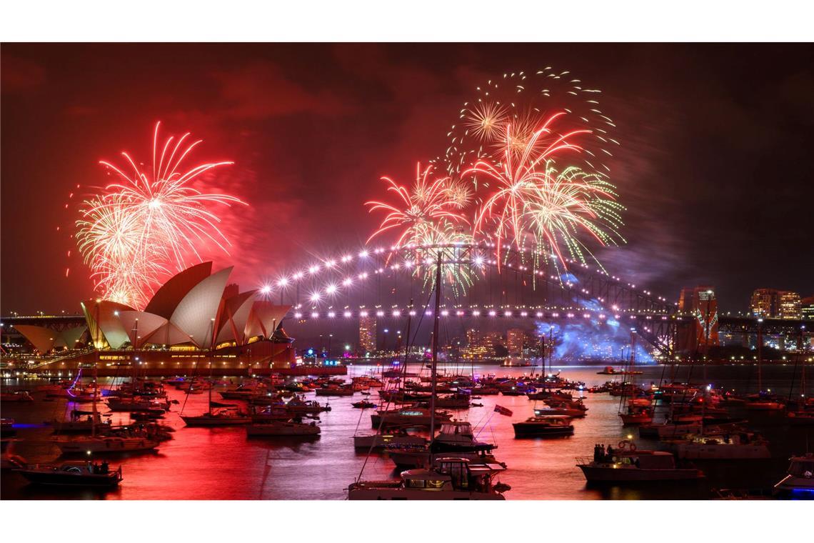 Sydney hat das neue Jahr wieder mit einem gigantischen Feuerwerk begrüßt.