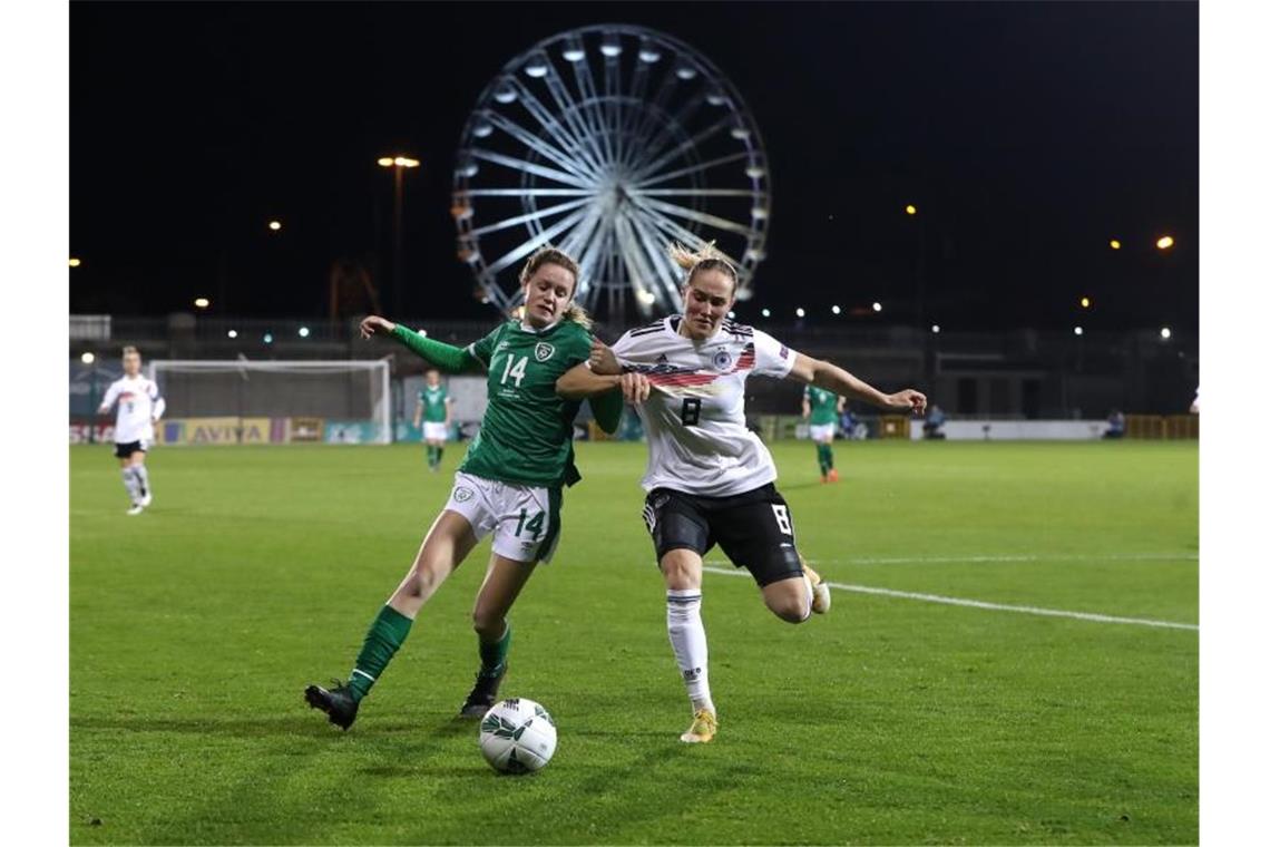 Sydney Lohmann (r) und Irlands Heather Payne kämpfen um den Ball. Foto: Niall Carson/PA Wire/dpa