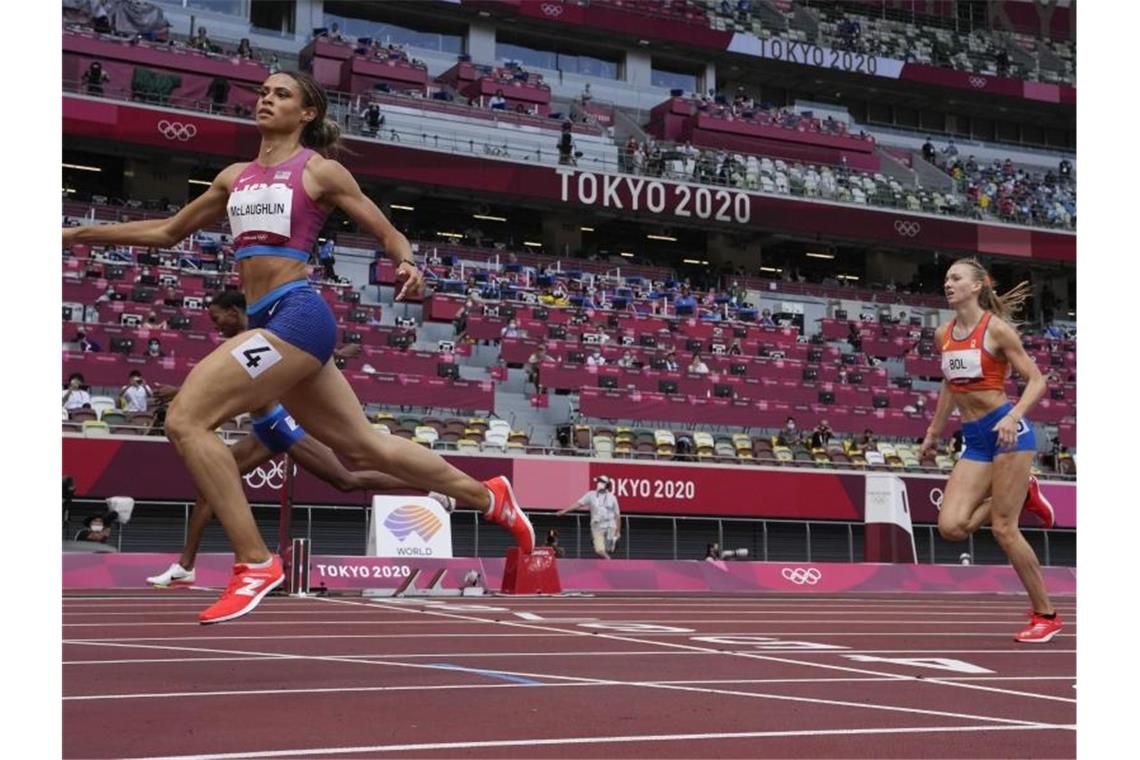 Das war die Olympia-Nacht Sydney McLaughlin gewinnt in Weltrekordzeit Gold über 400 Meter Hürden. Foto: David J. Phillip/AP/dpa