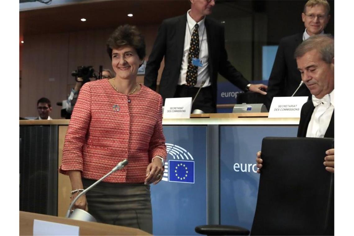 Sylvie Goulard (l.), designierte EU-Kommissarin für den Binnenmarkt, auf dem Weg zu ihrer Anhörung im Europäischen Parlament. Foto: Virginia Mayo/AP/dpa