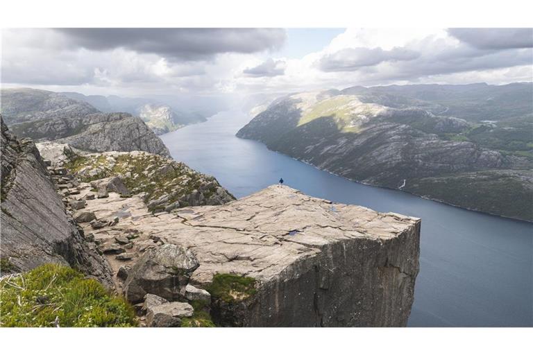 Symbol für geologische Urgewalt: Preikestolen oder Prekestolen (norwegisch  für  Predigtstuhl) ist eine Felskanzel in Ryfylke in der norwegischen Provinz Rogaland. Die Felskante fällt mehr als 600  Meter senkrecht in den fast 40 Kilometer langen Fjord ab.