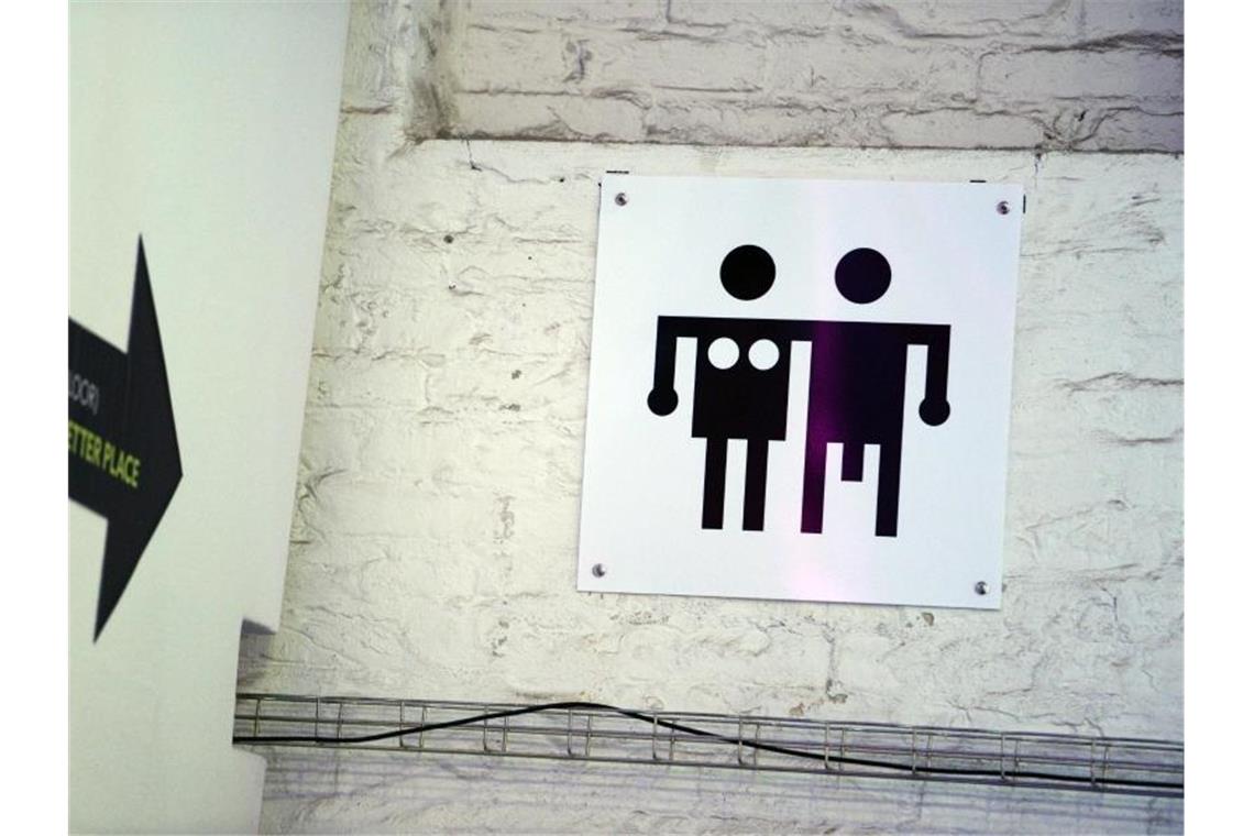 Südwesten: Höchste Gehaltslücke zwischen Frau und Mann Symbol Mann und Frau an öffentlicher Toilette. Foto: Jens Kalaene/dpa-Zentralbild/dpa