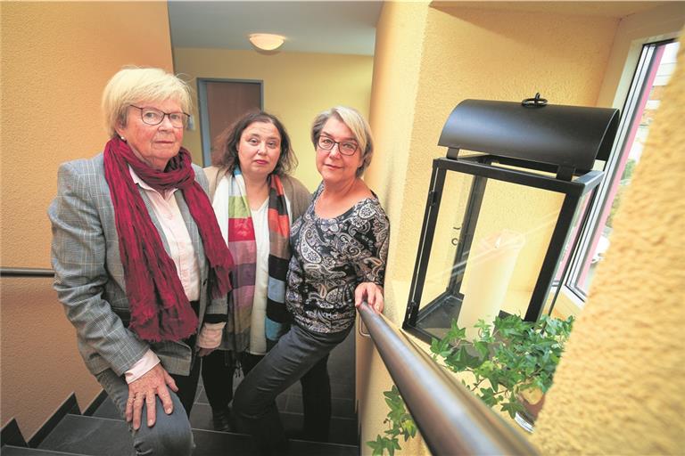 Symbole spielen für Marlis Funk-Becker, Tanja Menz und Susanne Stolp-Schmidt (von links) eine große Rolle. So wird zum Beispiel jedes Mal, wenn ein Hospizbewohner stirbt, die Kerze zum Gedenken angezündet. Foto: A. Becher