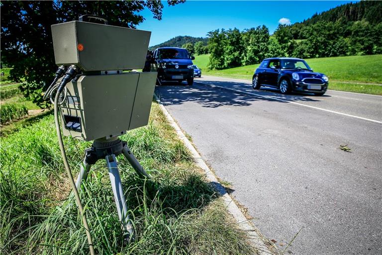 Ehestreit auf der A 71: Mann greift Frau ins Lenkrad, Kinder auf dem  Rücksitz, Regional