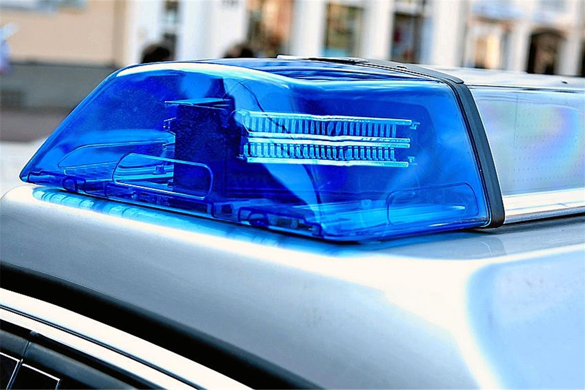 Fußgänger gefährdet: Polizei sucht Zeugen