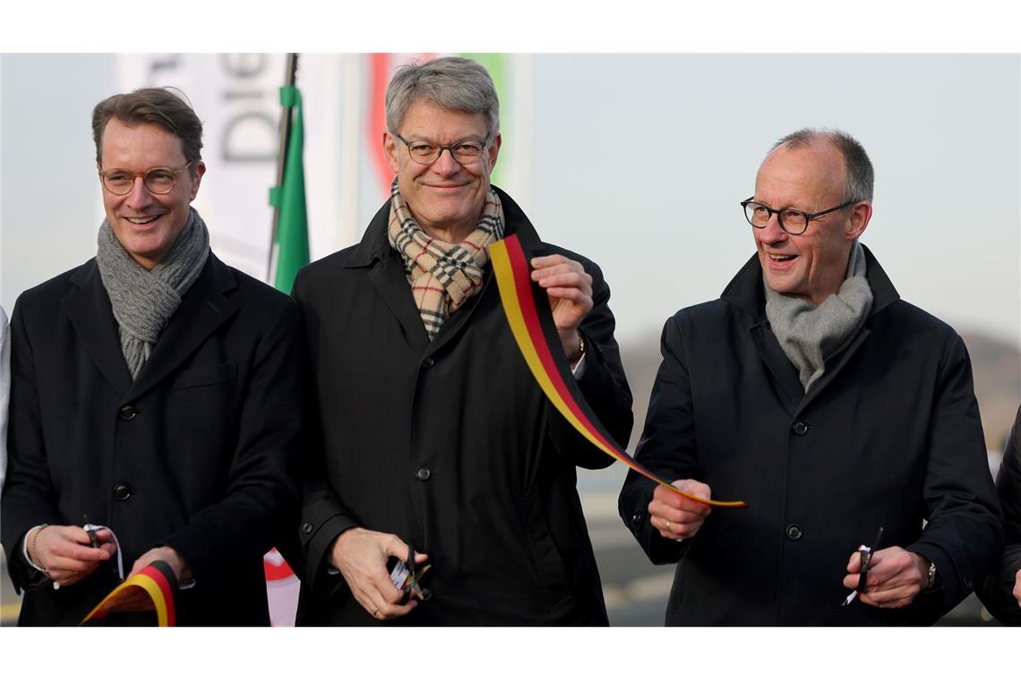 Symbolische Freigabe: NRW-Ministerpräsident Hendrik Wüst, Bundesverkehrsminister Patrick Schnieder und Bundeskanzler Friedrich Merz auf der Rahmedetalbrücke.
