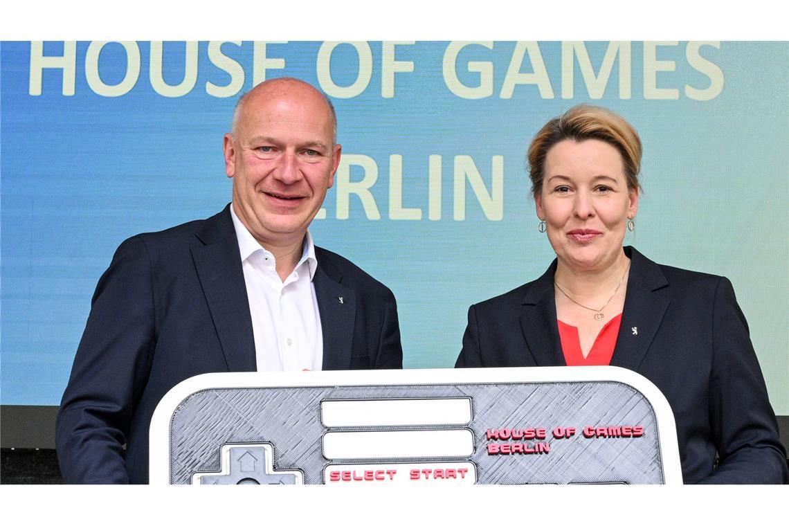 Berlin bekommt ein House of Games Symbolischer Knopfdruck: Berlins Regierender Bürgermeister Kai Wegner (CDU) und Wirtschaftssenatorin Franziska Giffey (SPD) sind mit der Adresse für das House of Games zufrieden.
