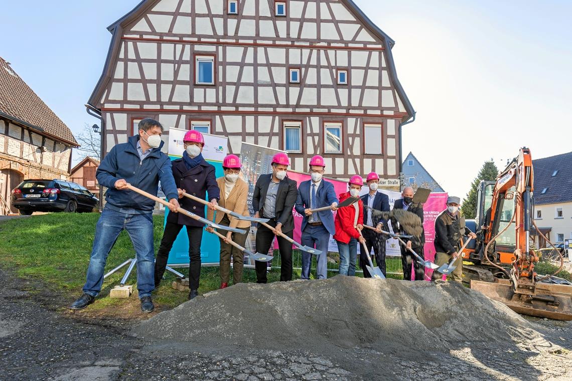 Symbolischer Spatenstich in Oberschöntal für den Beginn des Breitbandausbaus in unterversorgten Ortsteilen. Bald steht schnelles Internet in ganz Backnang zur Verfügung. Foto: A. Becher