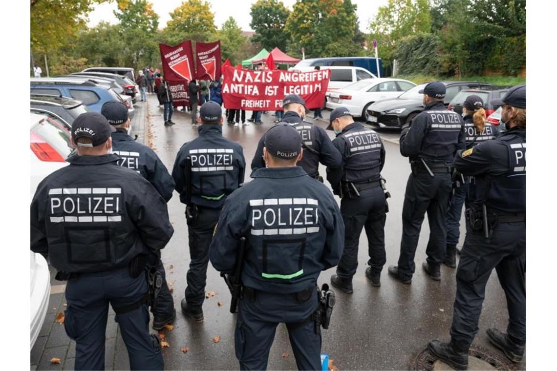 Angriff vor „Querdenker“-Demonstration: Mehrere Jahre Haft Sympathisanten der Angeklagten demonstrieren vor der Urteilsverkündung mit Fahnen und Transparenten. Foto: Bernd Weißbrod/dpa