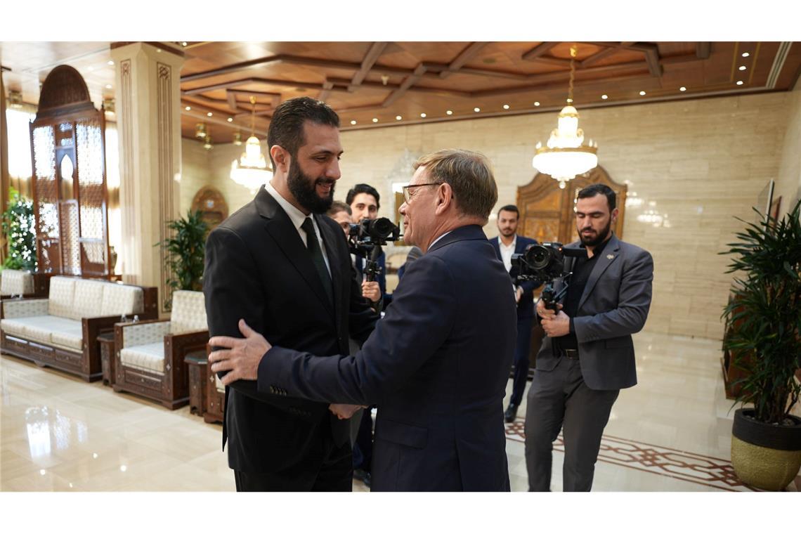 Syriens Interimspräsident Ahmed al-Scharaa hätte eigentlich diese Woche erstmals nach Deutschland kommen sollen. Er sagte den Besuch wegen der innenpolitischen Lage in seinem Land kurzfristig ab. (Archivbild)