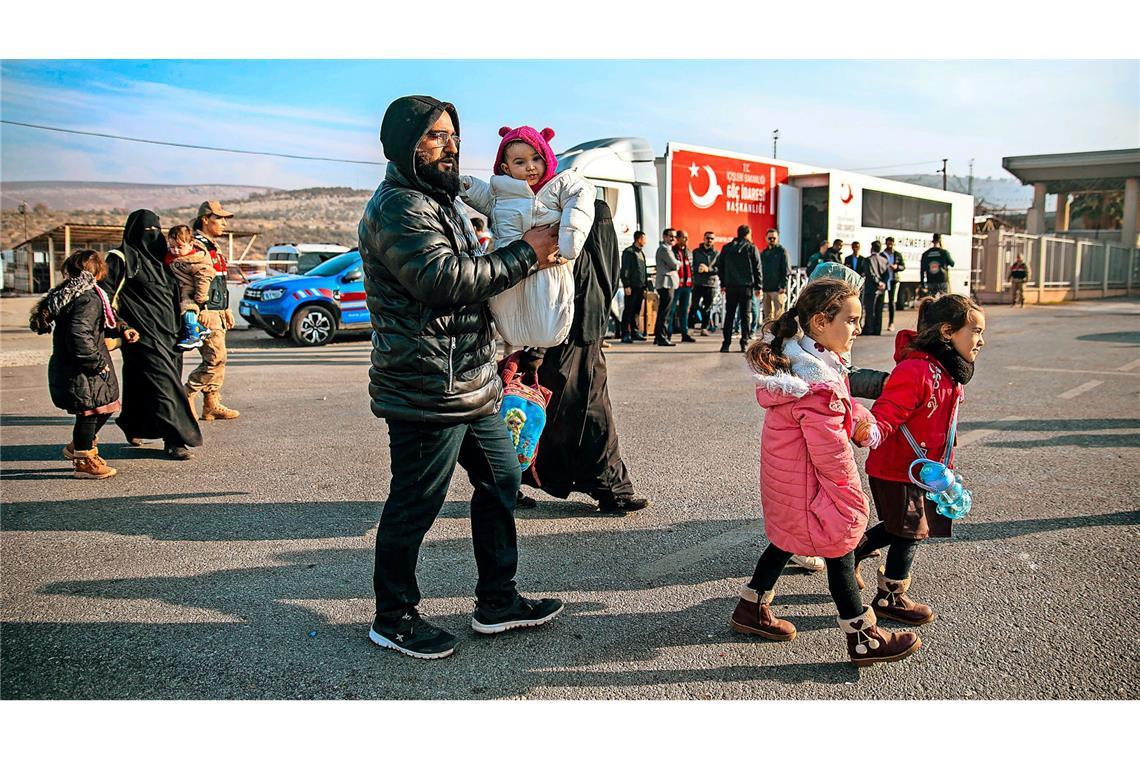 Der große Gewinner heißt Erdogan Syrische Familien kommen am Cilvegozu-Grenzübergang in der Nähe der südtürkischen Stadt Antakya an, um von der Türkei nach Syrien zu gelangen.