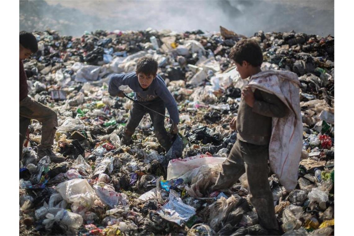 Syrische Kinder suchen auf einer Mülldeponie in der Nähe des Grenzübergangs Bab al-Hawa nach wiederverwertbaren Abfällen wie Plastik und Altmetall. Foto: Anas Alkharboutli/dpa