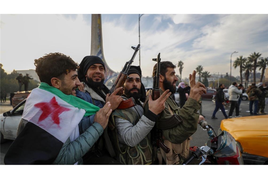 G7-Staaten beraten über Lage in Syrien Syrische Oppositionskämpfer feiern nach dem Sturz Assads. Die G7-Ländern wollen sich nun zur Lage im Land beraten.