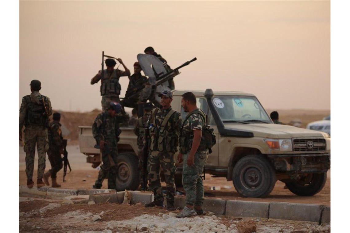 Syrische Regierungstruppen rücken in den Luftwaffenstützpunkt Al-Tabqa südlich der syrischen Al-Rakka-Region ein. Foto: -/SANA/dpa