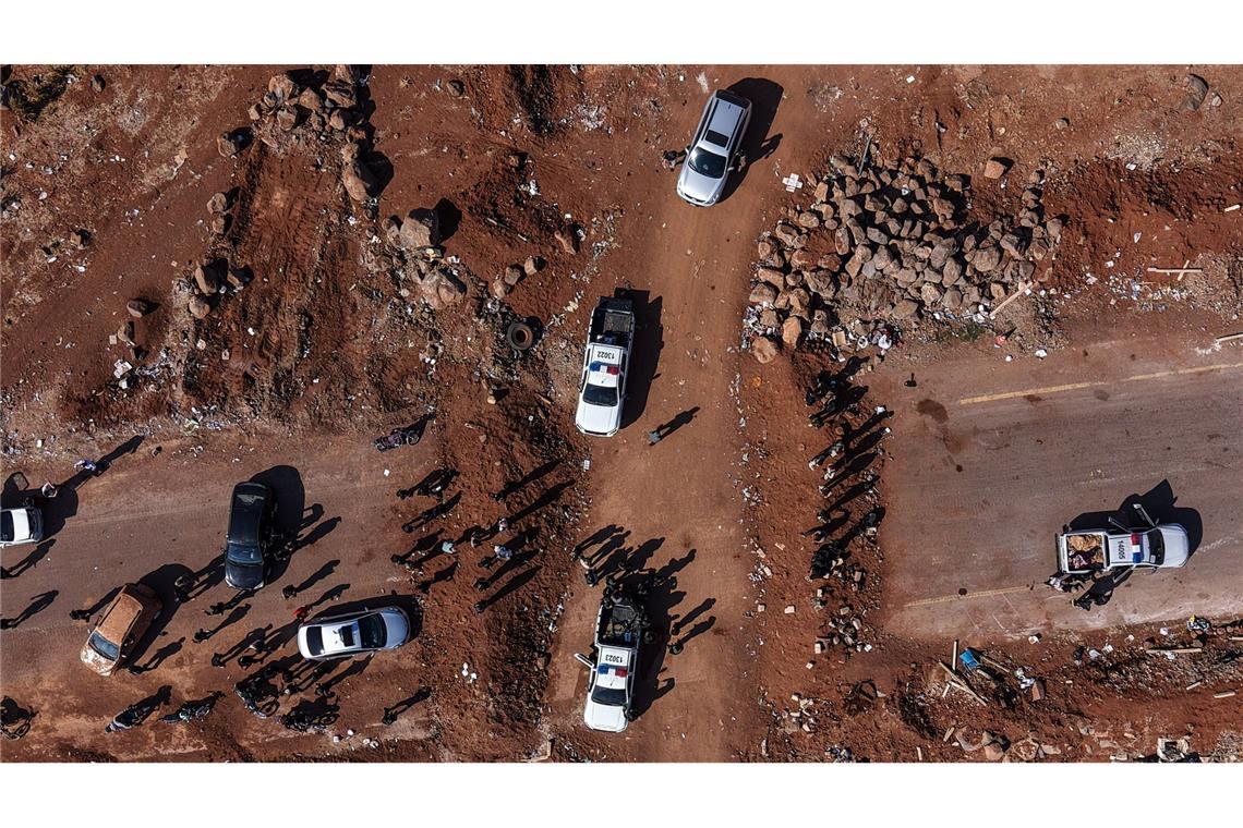Bilder des Tages Syrische Sicherheitskräfte stehen in der Nähe eines Walls in Syrien, den sie in der Nähe der Stadt Busra al-Harir errichtet haben, um Stammeskräfte daran zu hindern, auf die drusischen Dörfer im Gouvernement As Suwayda vorzurücken.