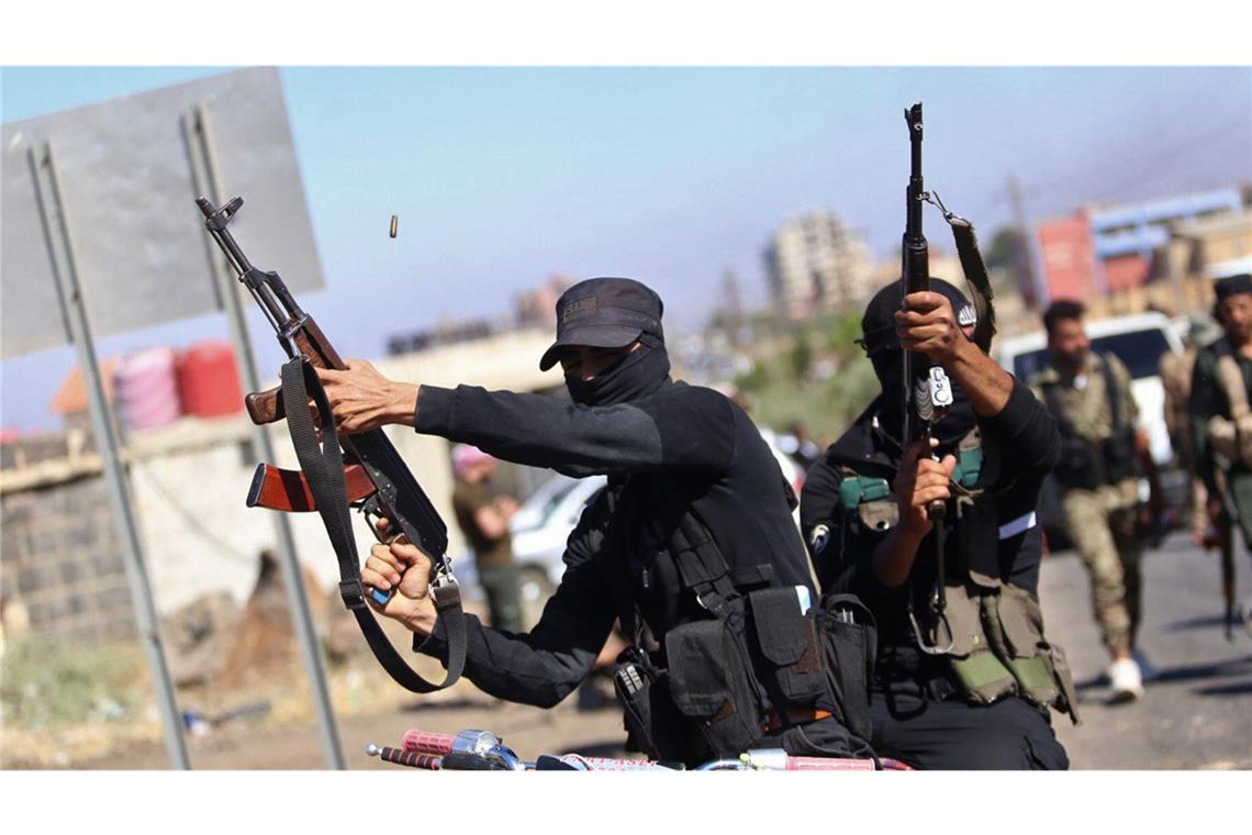 Aktivisten: Bereits mehr als 200 Tote bei Gewalt im Süden Syriens Syrische Sicherheitskräfte werden beim Einmarsch in die Stadt Sweida im Süden Syriens gesehen.