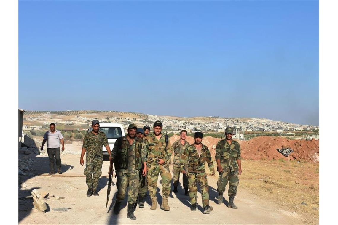 Syrien: Von Berlin geförderte Kliniken in Idlib getroffen Syrische Soldaten gehen durch die Stadt Chan Schaichun. Foto: XinHua