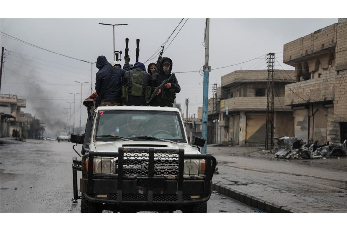 Syrische Soldaten patrouillieren in Tabka, einer Stadt in der Umgebung von Rakka nach deren  Einnahme durch die syrische Armee.