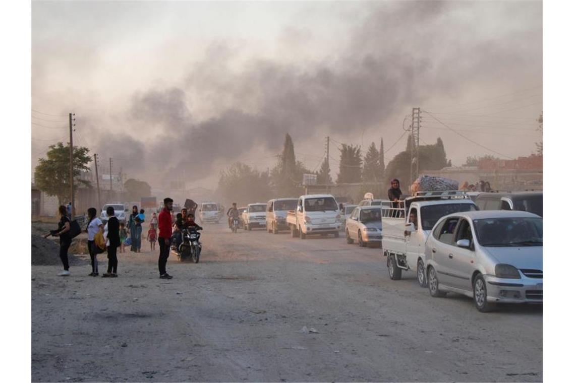 USA fordern Abbruch von Syrien-Offensive Syrische Zivilisten fliehen aus dem Ort Ras al-Ain in Nordostsyrien. Foto: Uncredited/AP/dpa