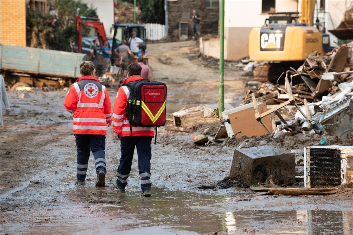 Fahrer und Helfer fürs Verpflegungszentrum sind vor Ort Szene aus Ahrweiler: Regelmäßig fahren neue Helferinnen und Helfer der DRK-Ortsvereine in das Krisengebiet. Foto: DRK
