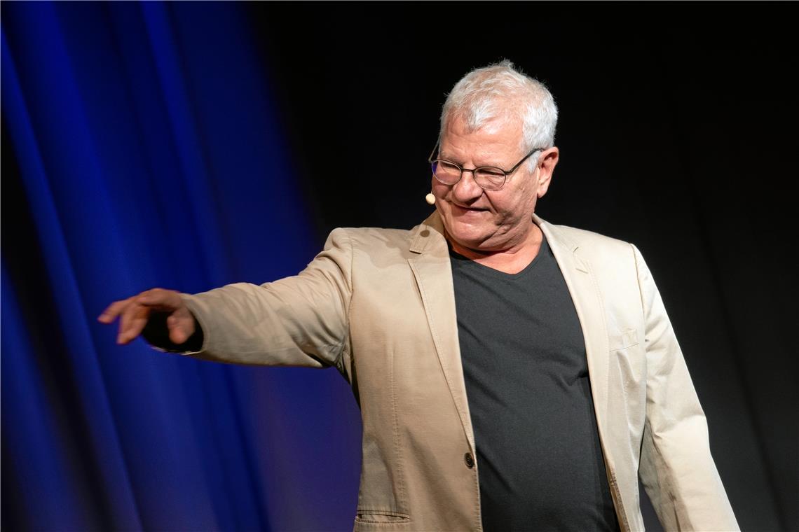 Szene aus „Am Tag, als ein Grenzstein verrückt wurde“: Werner Koczwara beim Auftritt in der Auenwaldhalle. Foto: A. Becher