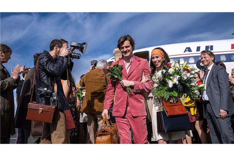 Szene aus dem Kinofilm „Cranko“, für den Juliane Maier mit Christian Röhrs die Kostüme gestaltet hat. Das Foto zeigt  Sam Riley in der Rolle des Stuttgarter Ballettdirektors im pinkfarbenen Anzug an der Seite von Elisa Badenes als Marcia Haydée.