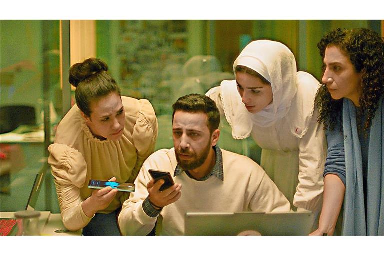 Szene aus „Die Stimme von Hind Rajab“. Die fünfjährige  Hind Rajab steckt im Wrack eines Autos fest, das von der israelischen Armee zerstört wurde.  Ihre einzige Verbindung mit der Welt ist das Mobiltelefon, mit dem sie um Hilfe fleht.