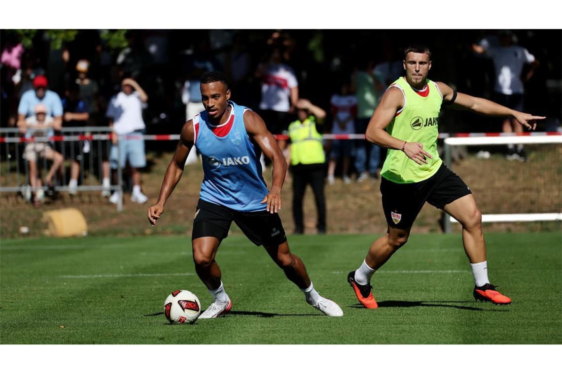 Szene: Jamie Leweling (VfB), Ermedin Demirovic (VfB)