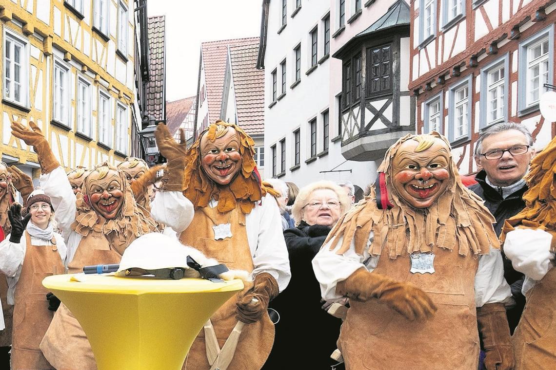 Närrischer Wochenmarkt ist abgesagt Szenen wie diese aus dem Jahr 2019 sieht man diesmal nicht: Der Narrenwochenmarkt in Backnang wurde angesichts der Kriegssituation in der Ukraine abgesagt. Foto: J. Fiedler