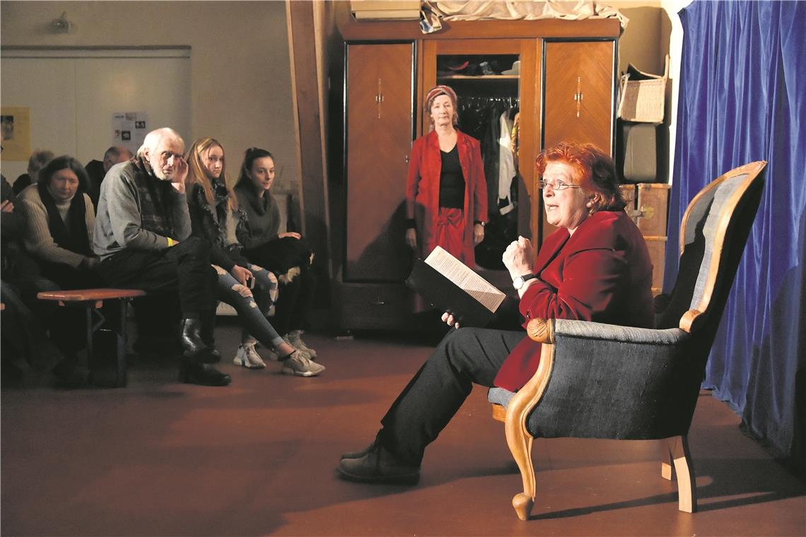 Ein leuchtendes Fest für Augen und Ohren Szenische Lesung mit Geschichten und Liedern rund um die Themen Licht, Schatten und Liebe bot das Theater Rietenau: Lea Butsch erzählt hier eine Geschichte über eine Schildkröte. Fotos: T. Sellmaier