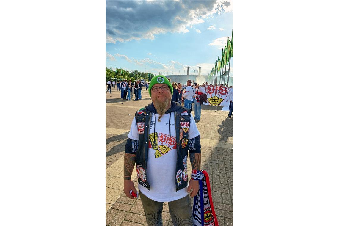 T-Shirt, Kutte, Schals und Co.: Die Utensilien, die einen als VfB-Fan ausweisen,...