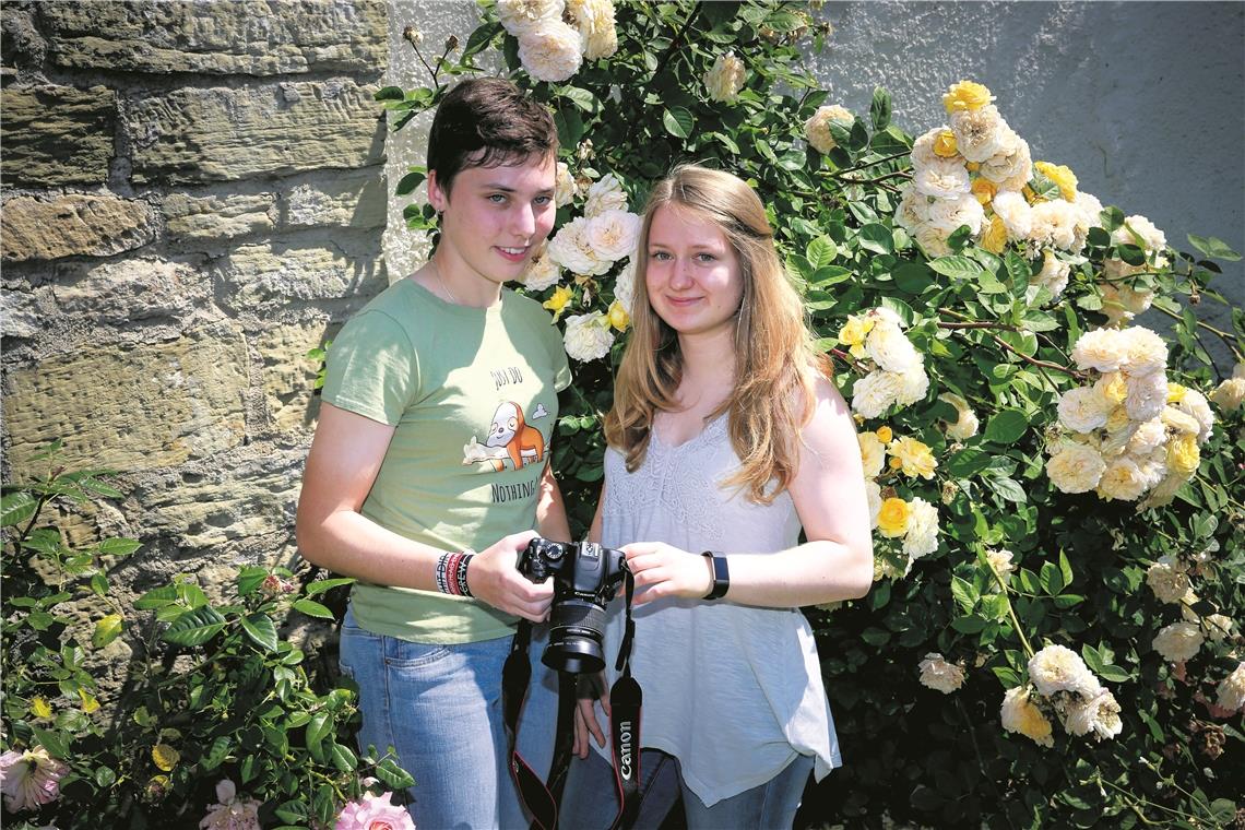 Tabea Lüders (links) und Paula Schmidgall gemeinsam auf der Suche nach Fotomotiven: Während ihres Freiwilligen Sozialen Jahres beim Kreisjugendring haben die beiden unter anderem beim Filmdreh zur Kommunalwahl mitgemacht. Auch bei der Gestaltung von Flyern wirken sie mit. Foto: A. Becher