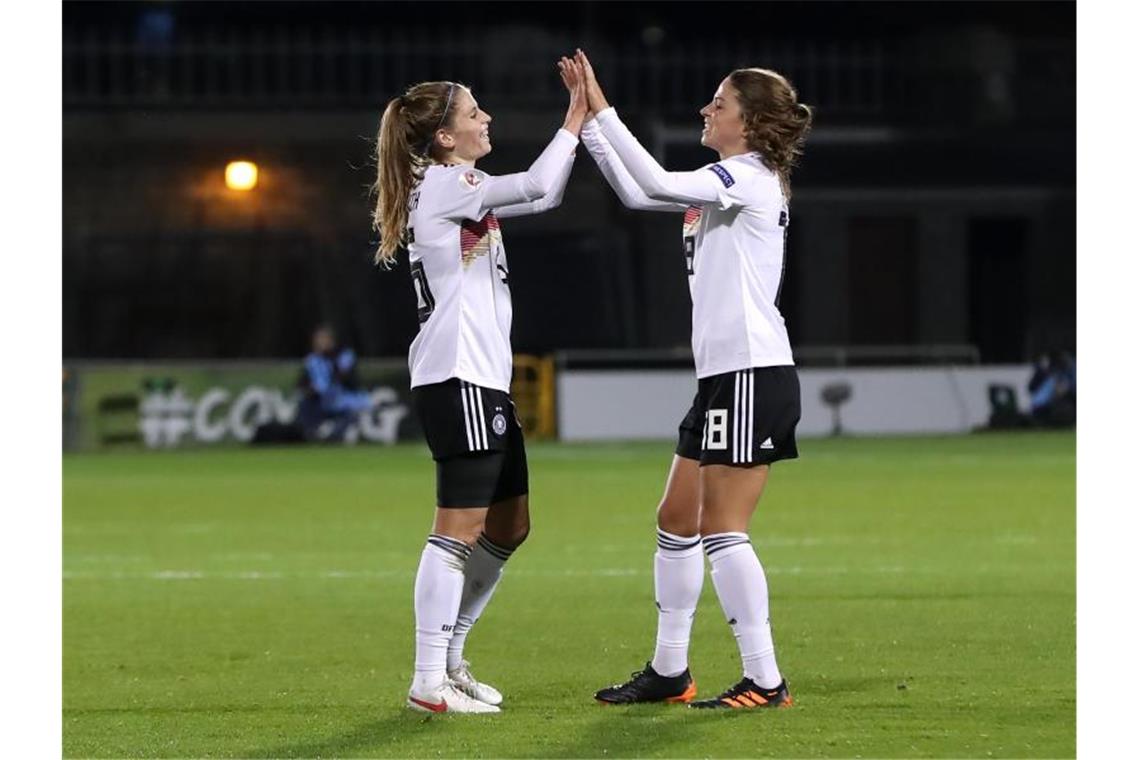 Tabea Wassmuth bejubelt ihr Tor zur 2:0-Führung gegen Irland mit Melanie Leupolz. Foto: Niall Carson/PA Wire/dpa