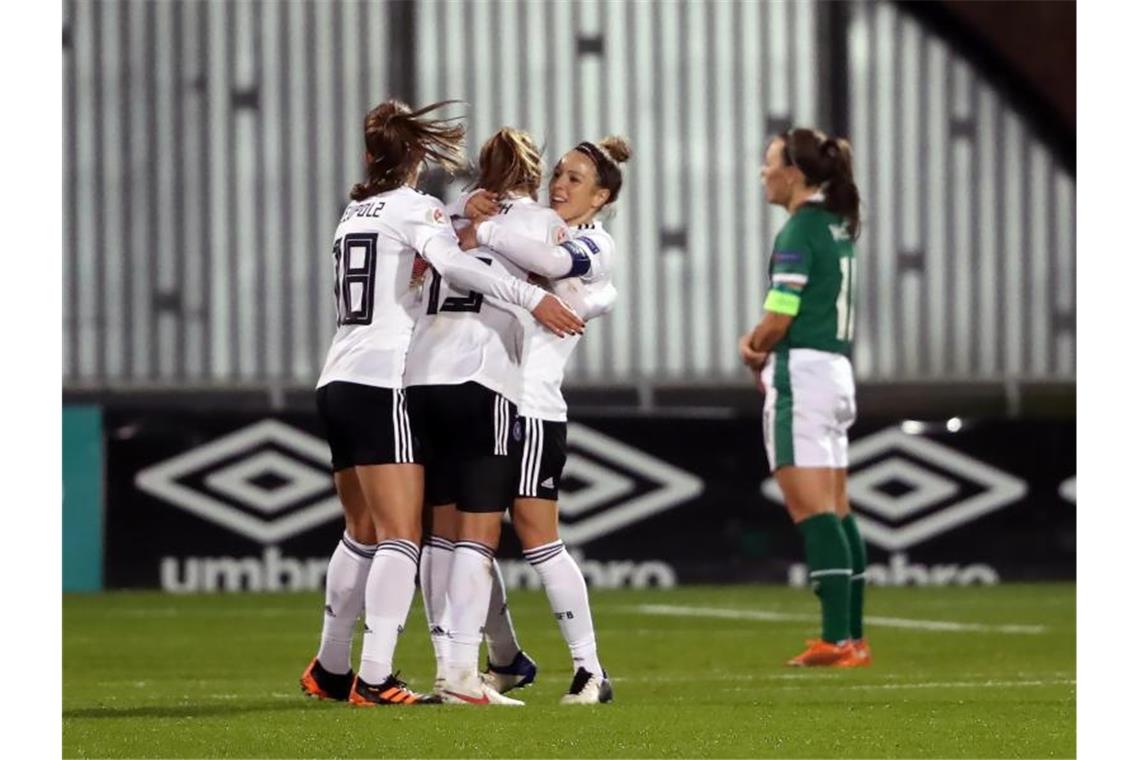 Tabea Wassmuth (M) bejubelt ihr Tor zum 3:1-Endstand mit ihren Mitspielerinnen. Foto: Niall Carson/PA Wire/dpa