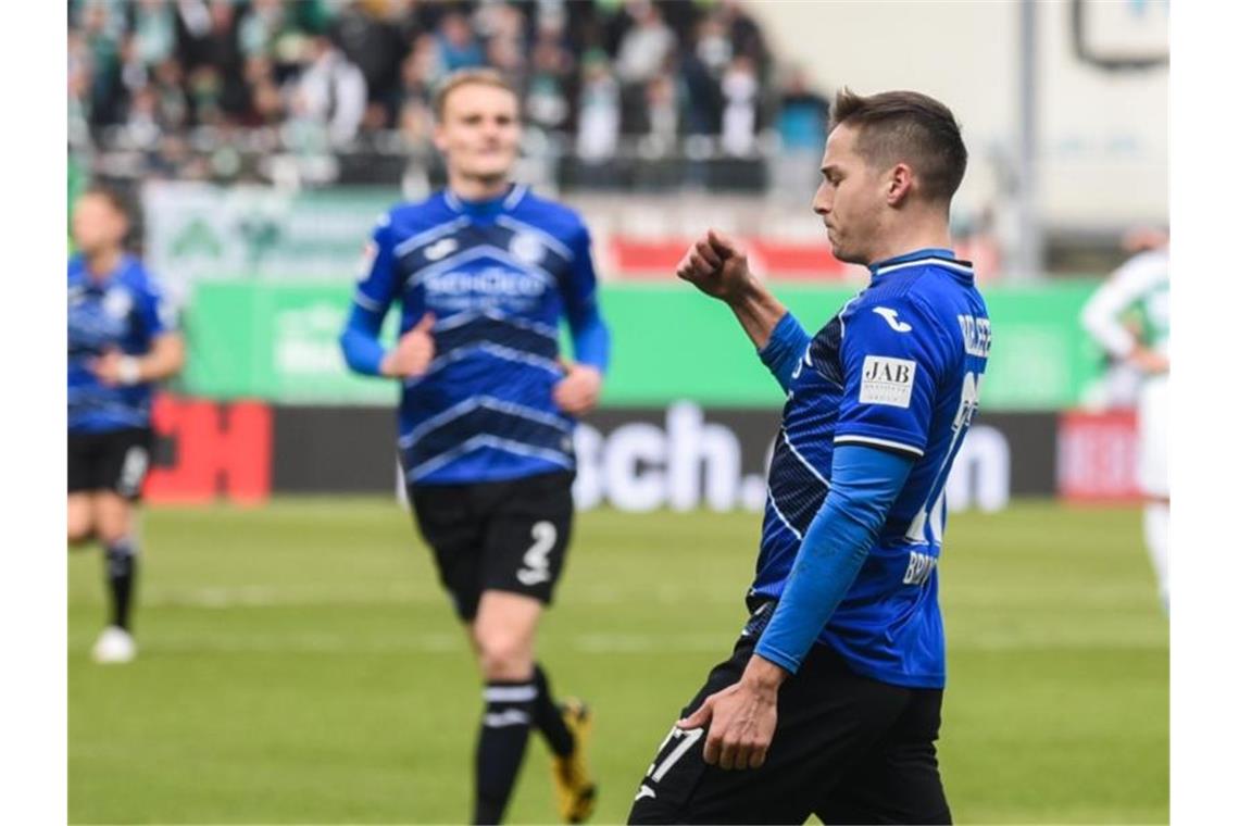 Bielefeld marschiert vorneweg - HSV trifft in Nachspielzeit Tabellenführer Arminia Bielefeld marschiert nach dem Sieg in Fürth weiter Richtung Bundesliga. Foto: Nicolas Armer/dpa